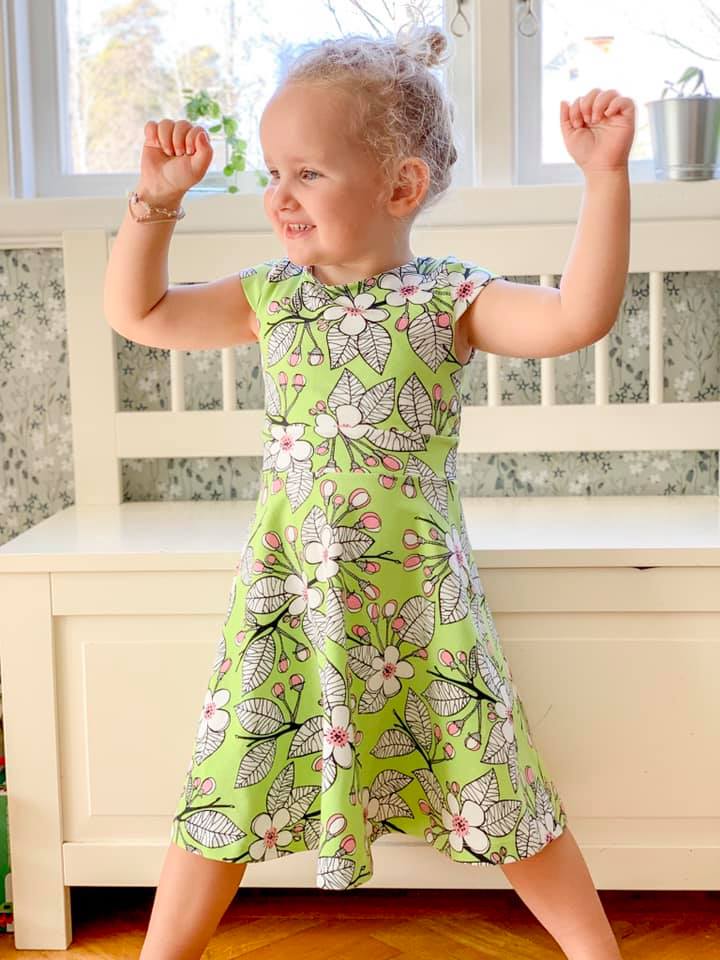 Blueberry Bell Dress Strl 80-164 Pappersmönster