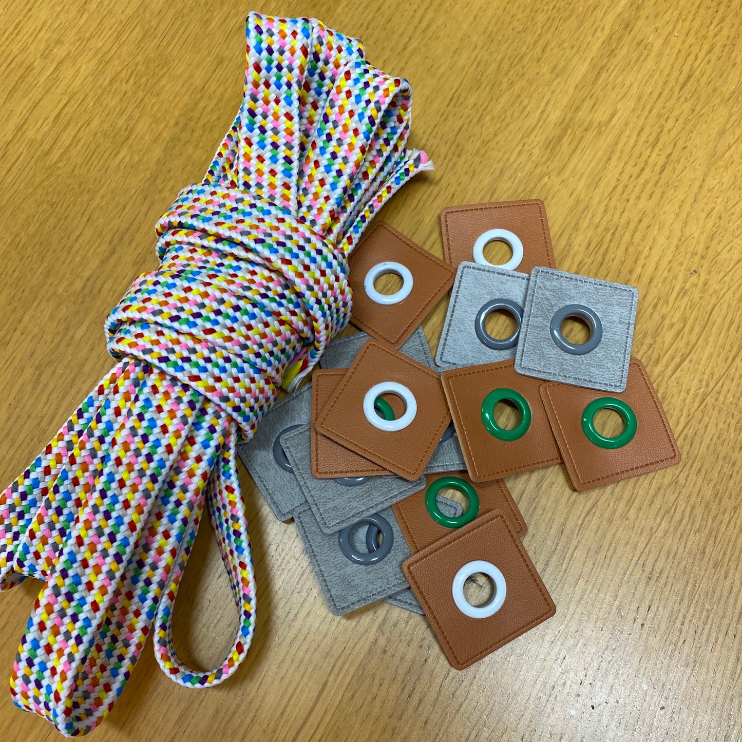 Öljettlappar med strass-öljetter